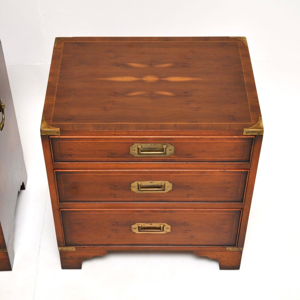 Paire de chevets anciens en bois d'if de style militaire Campaigner en vente 1