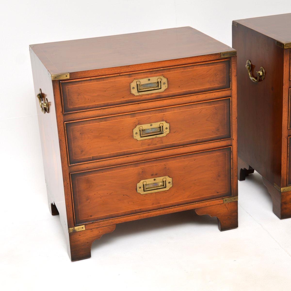 Paire de chevets anciens en bois d'if de style militaire Campaigner en vente 2