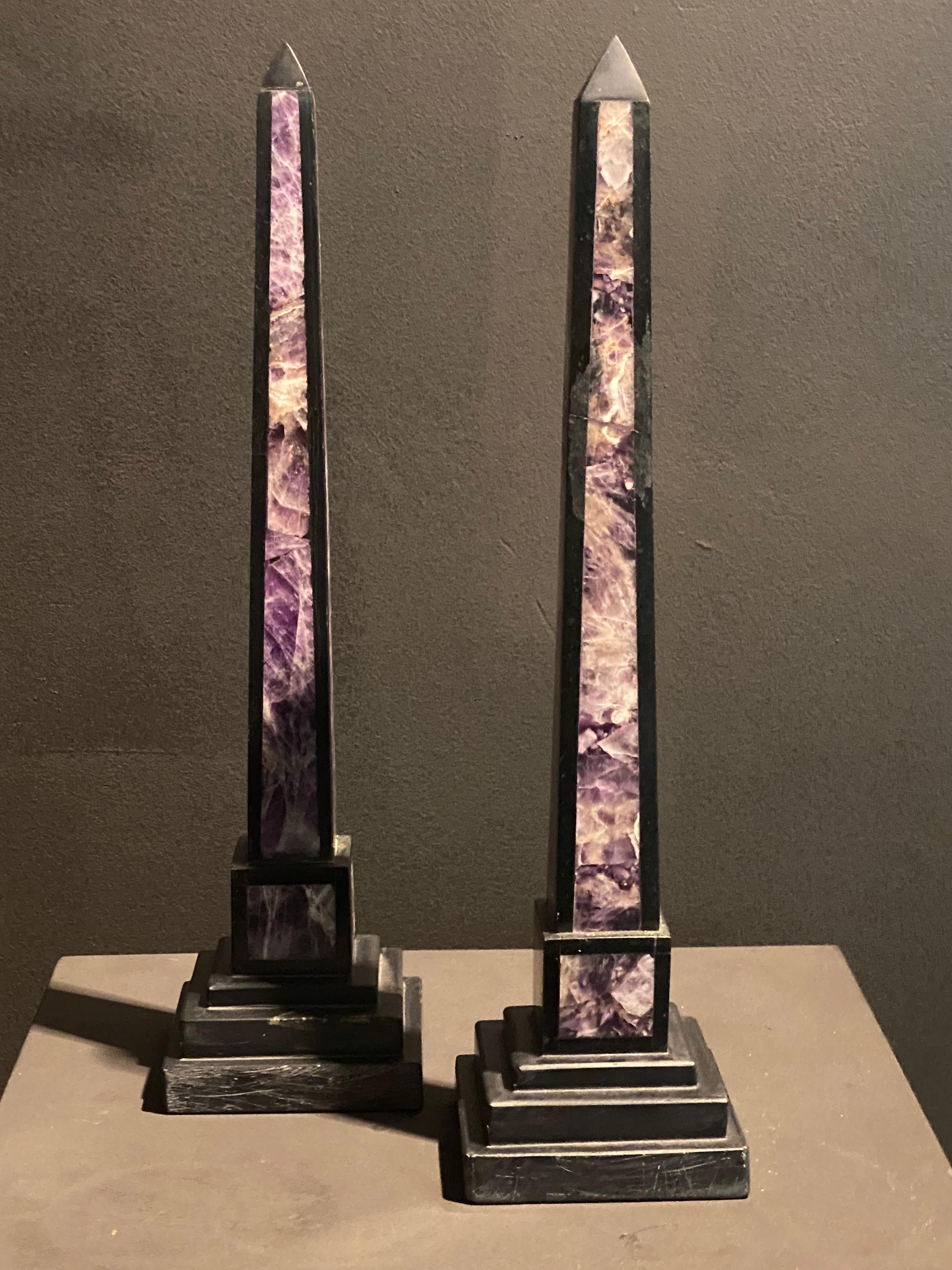 Elegantes, antikes Obeliskenpaar, England, um 1920,
aus schwarzem Stein und Amethyst,
die gute, alte Patina des Steins,
neuwertiger Zustand, sehr dekorative Objekte, die in verschiedenen Umgebungen verwendet werden können