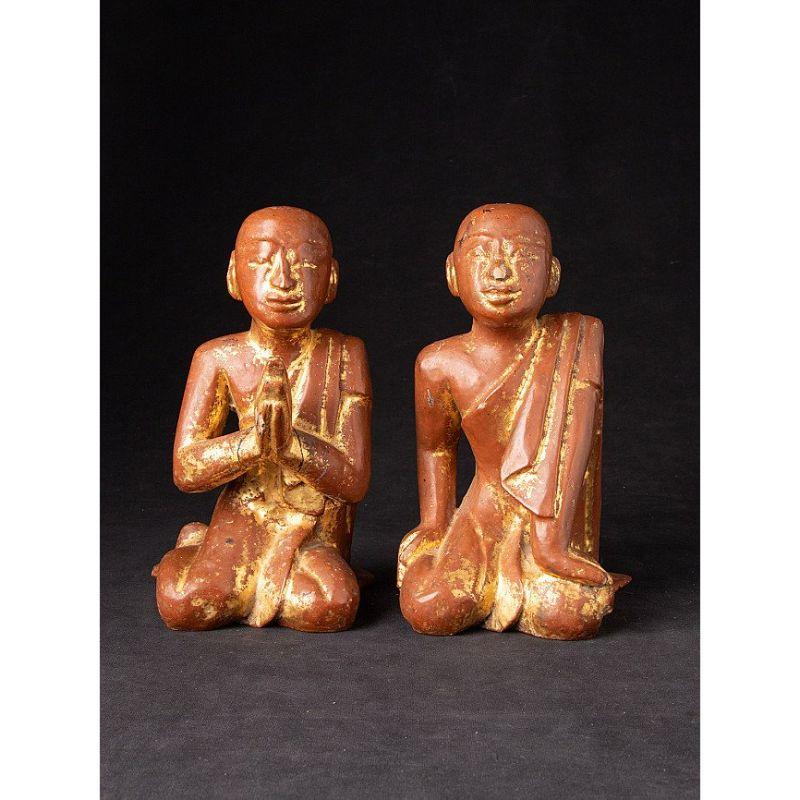 Material: wood.
Measures: 21, 3 cm high.
13, 8 cm wide and 16,5 cm deep.
Weight: 1.284 kgs.
Gilded with 24 krt. gold.
Namaskara mudra.
Originating from Burma.
Early 20th century.

