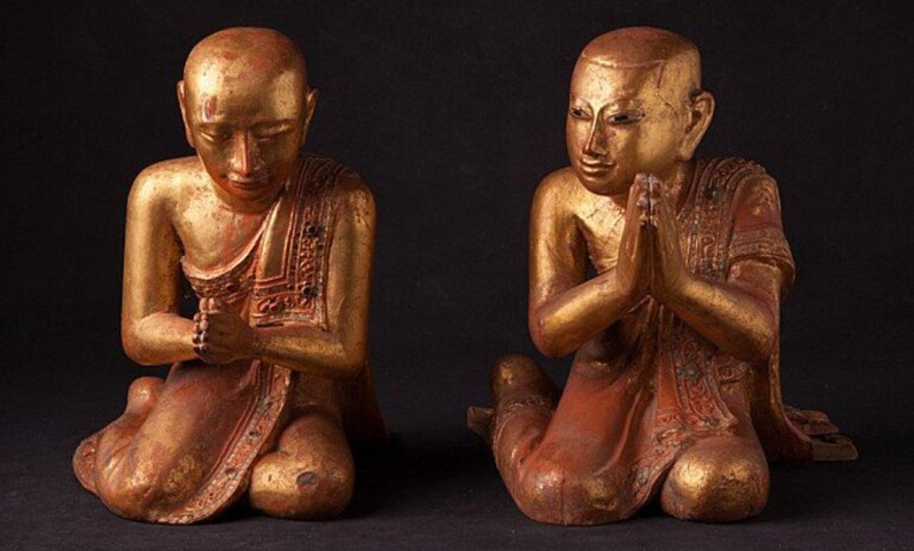 Material: wood
Measures: 30 cm high 
21 & 26 cm wide and 31,5 cm deep
Weight: 4.75 kgs
Goldplated with 24 krt. gold
Mandalay style
Namaskara mudra
Originating from Burma
19th century
A very beautiful pair !
 