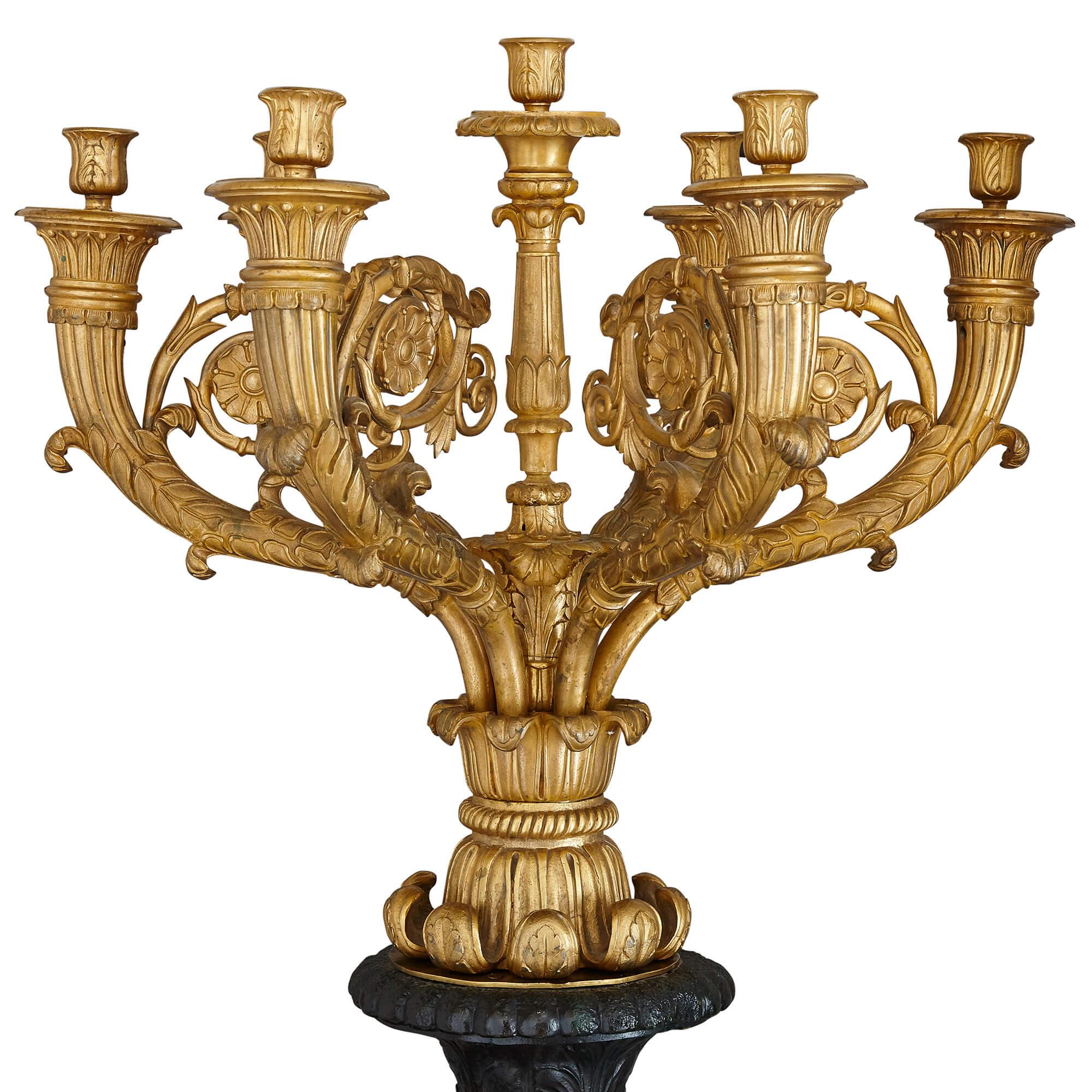 Bronze Paire de candélabres monumentaux anciens en fonte et bronze doré en vente
