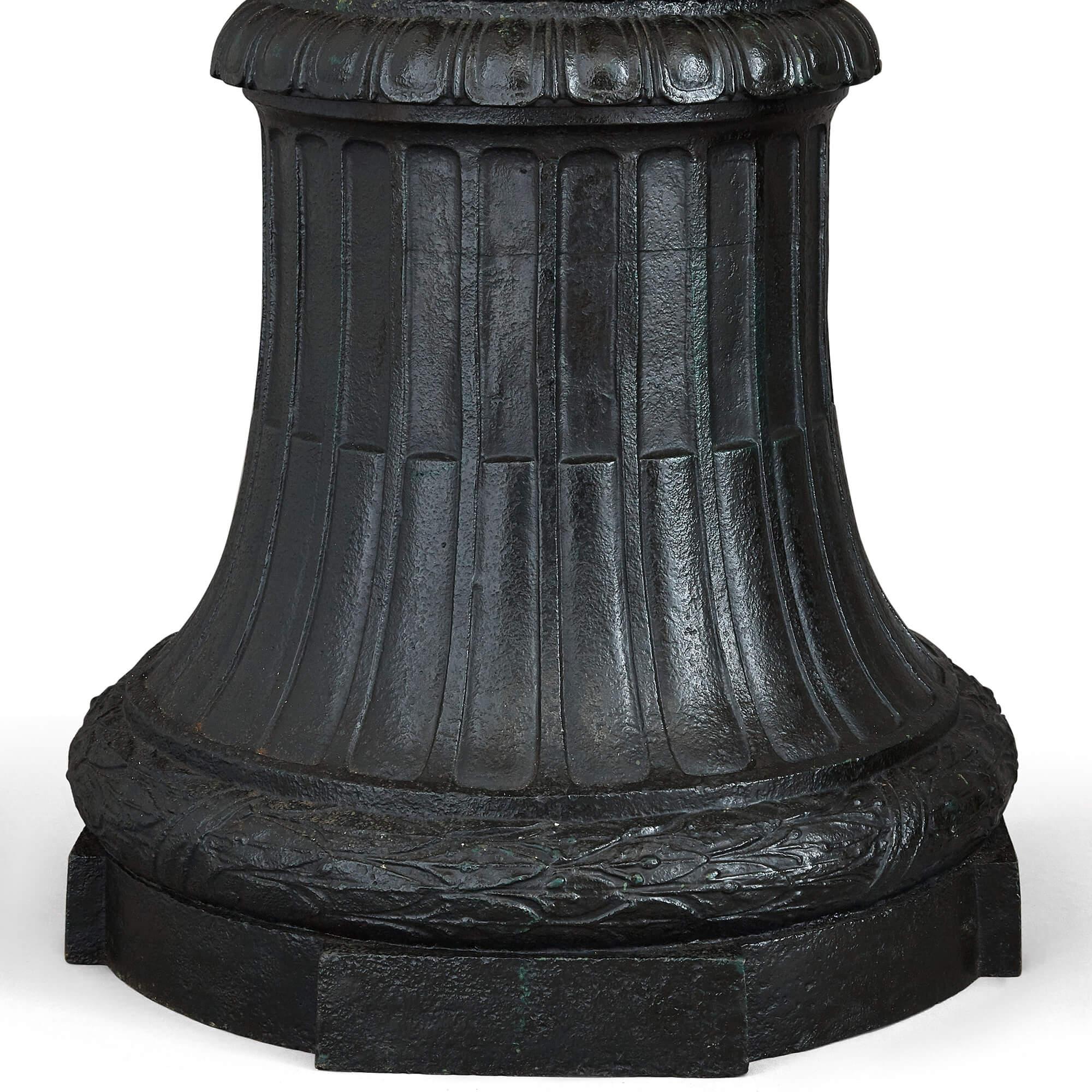 Coppia di antichi candelabri monumentali in ghisa e bronzo dorato in vendita 1