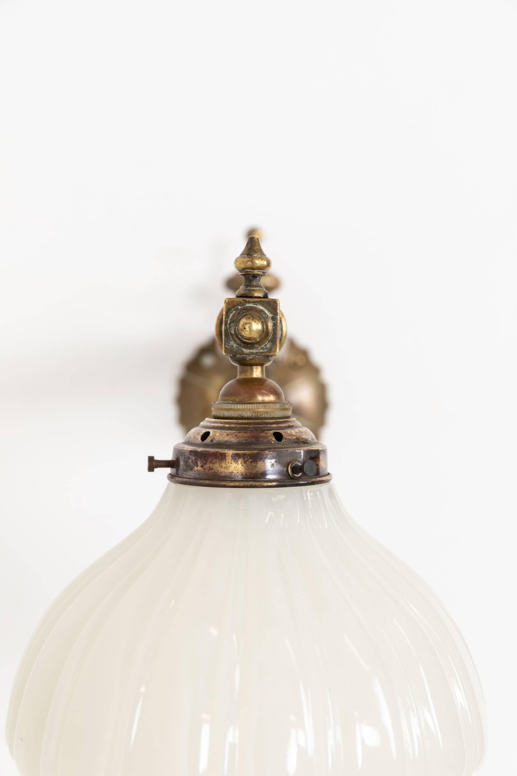 Paire d'appliques murales de fabrication artisanale avec abat-jour en verre de pierre de lune. C.1910.

Anciennes lampes à gaz en laiton moulé, dont l'ensemble a pris une belle patine, converties professionnellement à l'électricité tout en