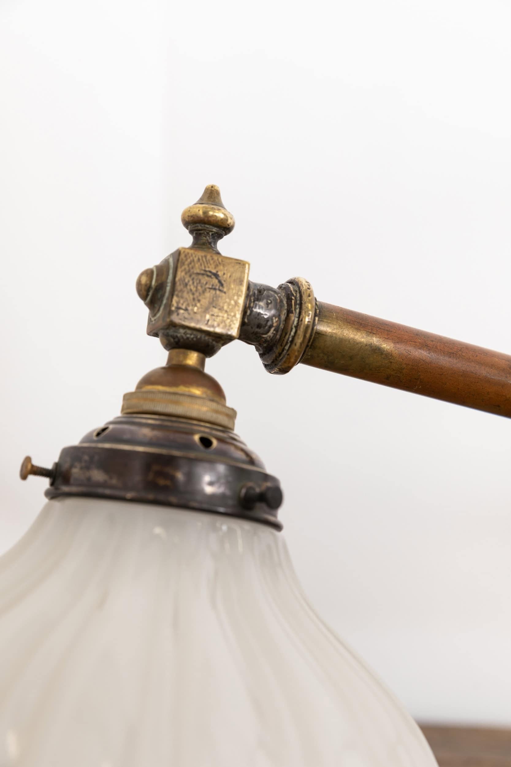 Arts and Crafts Paire d'appliques anciennes en pierre de lune, verre opalin et laiton, c.1910 en vente