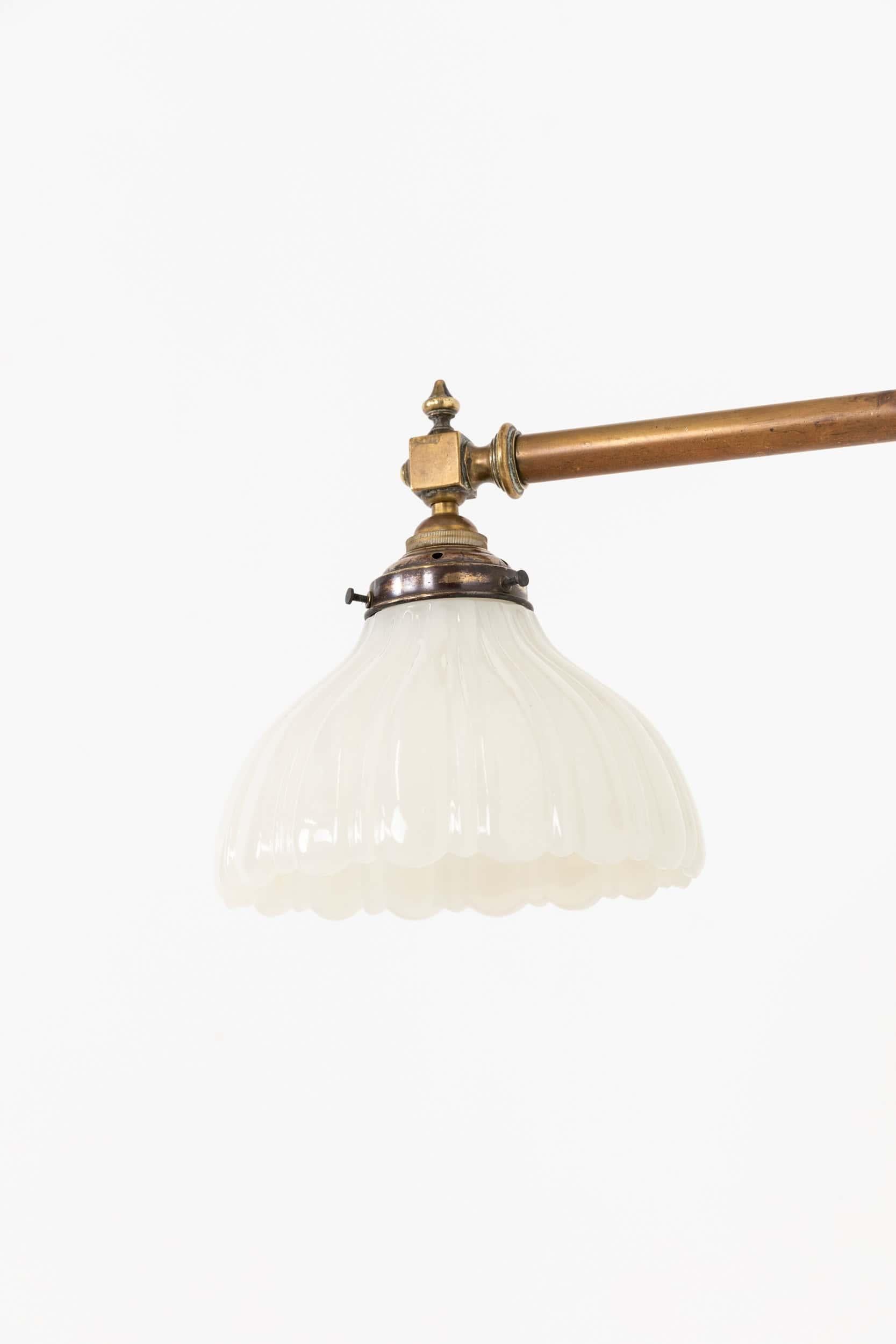 Paire d'appliques anciennes en pierre de lune, verre opalin et laiton, c.1910 État moyen - En vente à London, GB