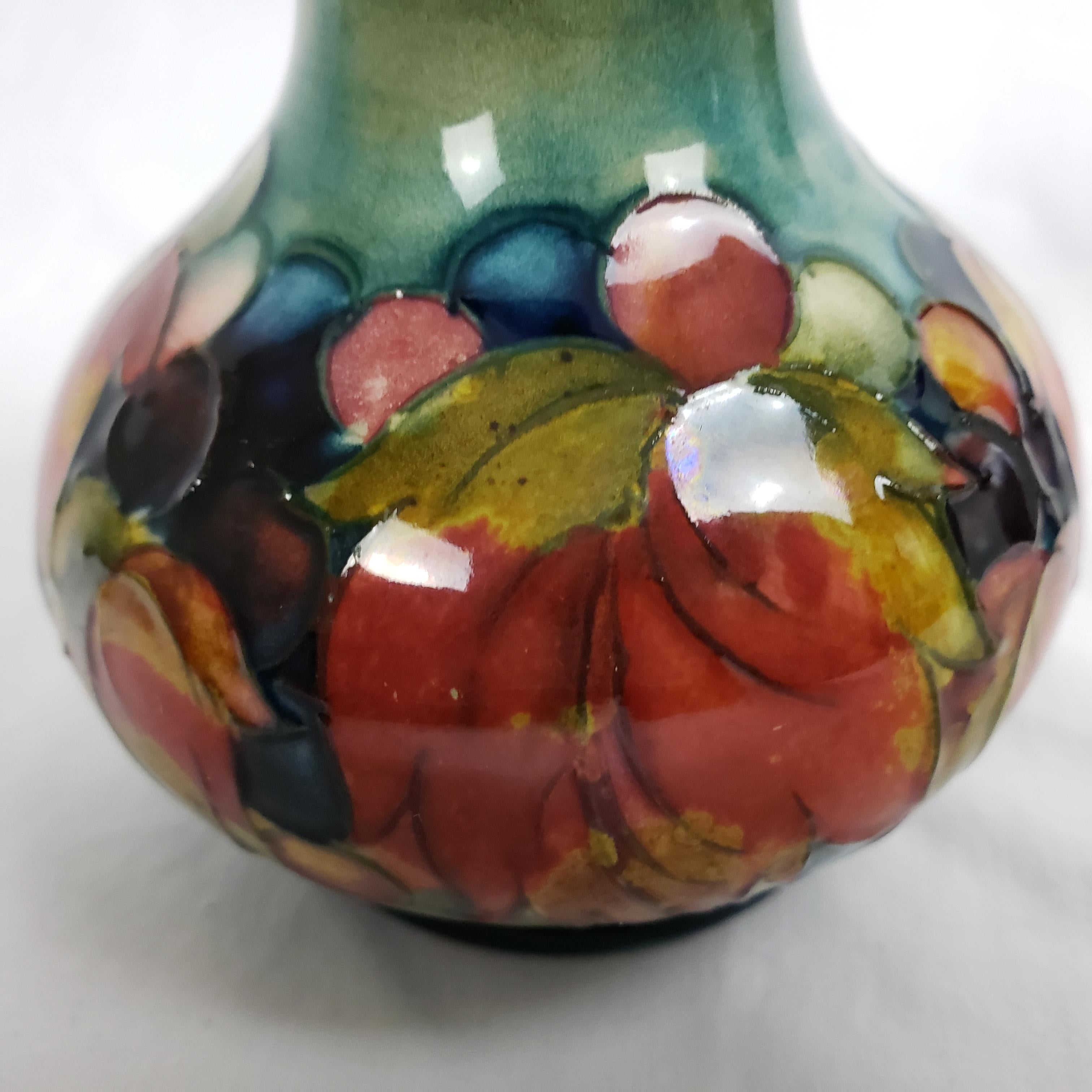Paire de vases anciens en poterie d'art de Moorcorft avec flambe à motif de feuilles et de baies en vente 4