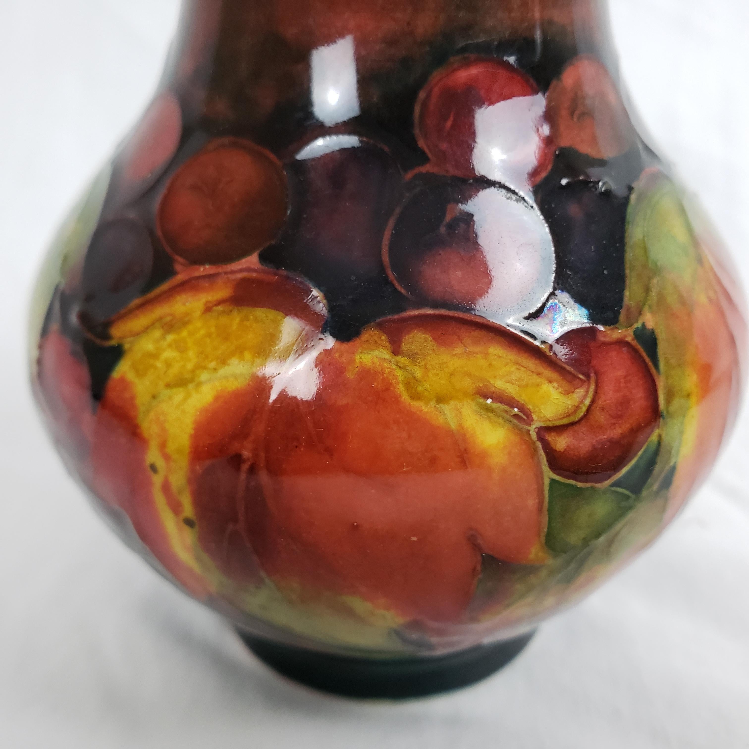 Paire de vases anciens en poterie d'art de Moorcorft avec flambe à motif de feuilles et de baies en vente 6