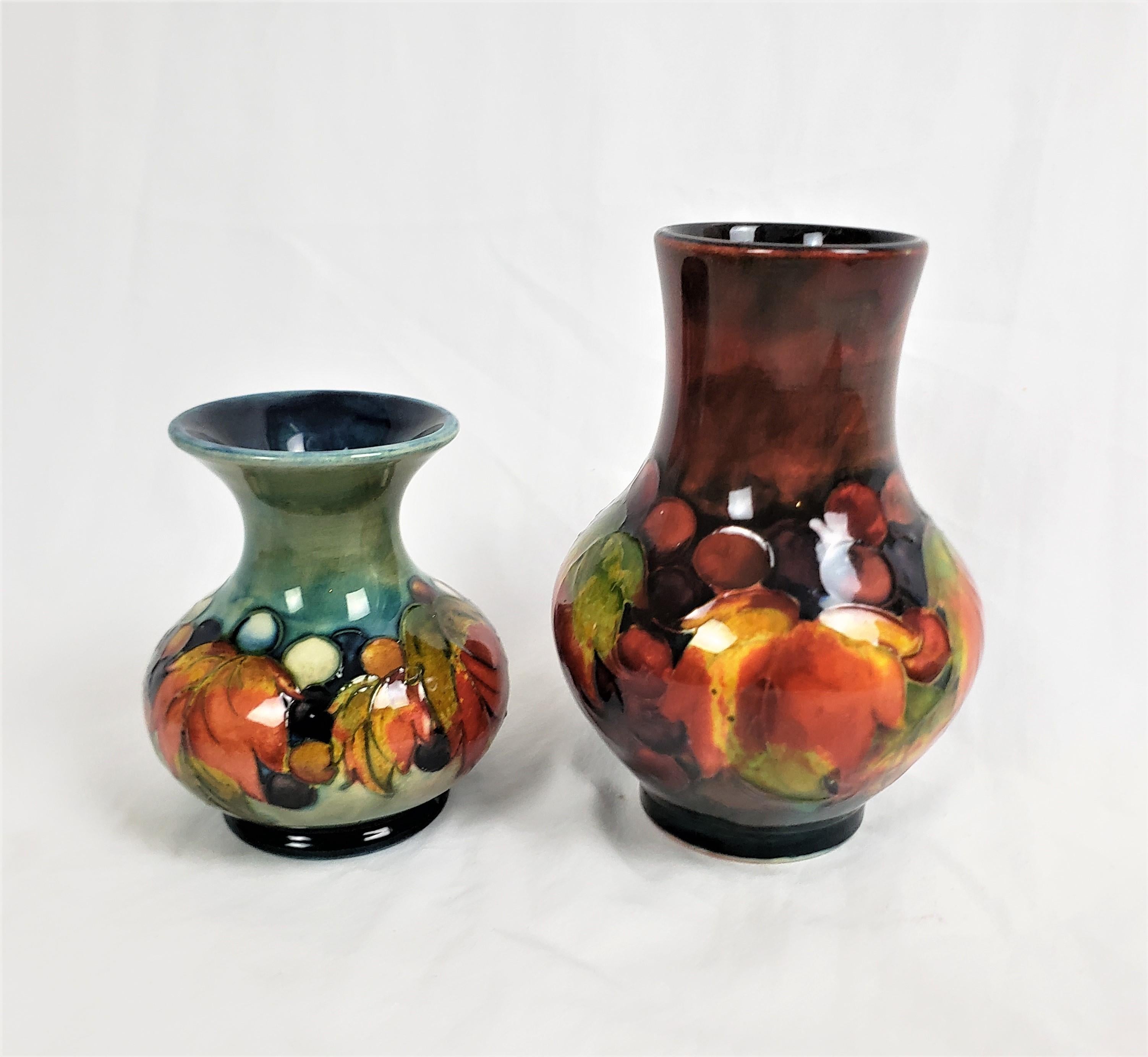 Art déco Paire de vases anciens en poterie d'art de Moorcorft avec flambe à motif de feuilles et de baies en vente