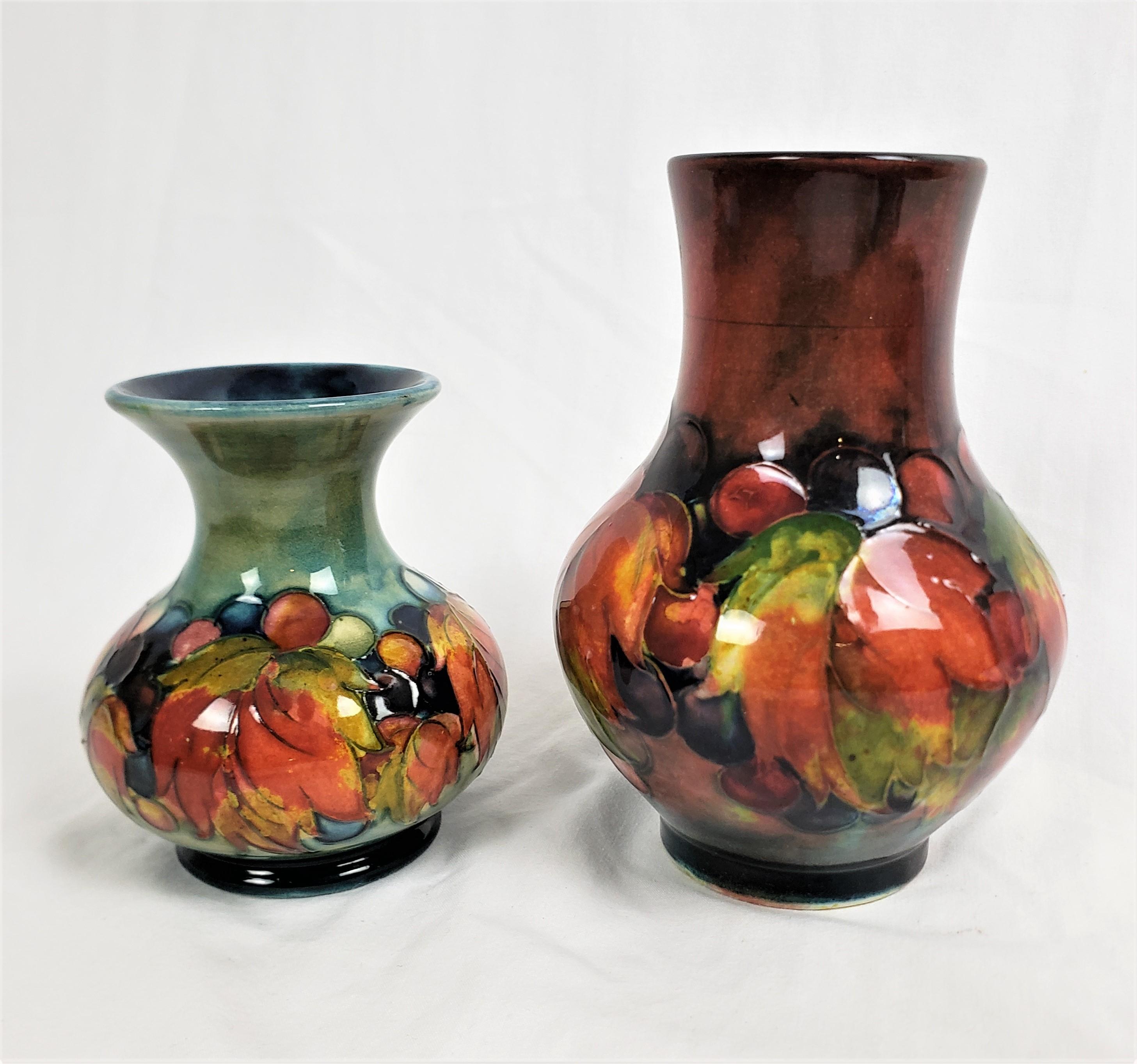 20ième siècle Paire de vases anciens en poterie d'art de Moorcorft avec flambe à motif de feuilles et de baies en vente