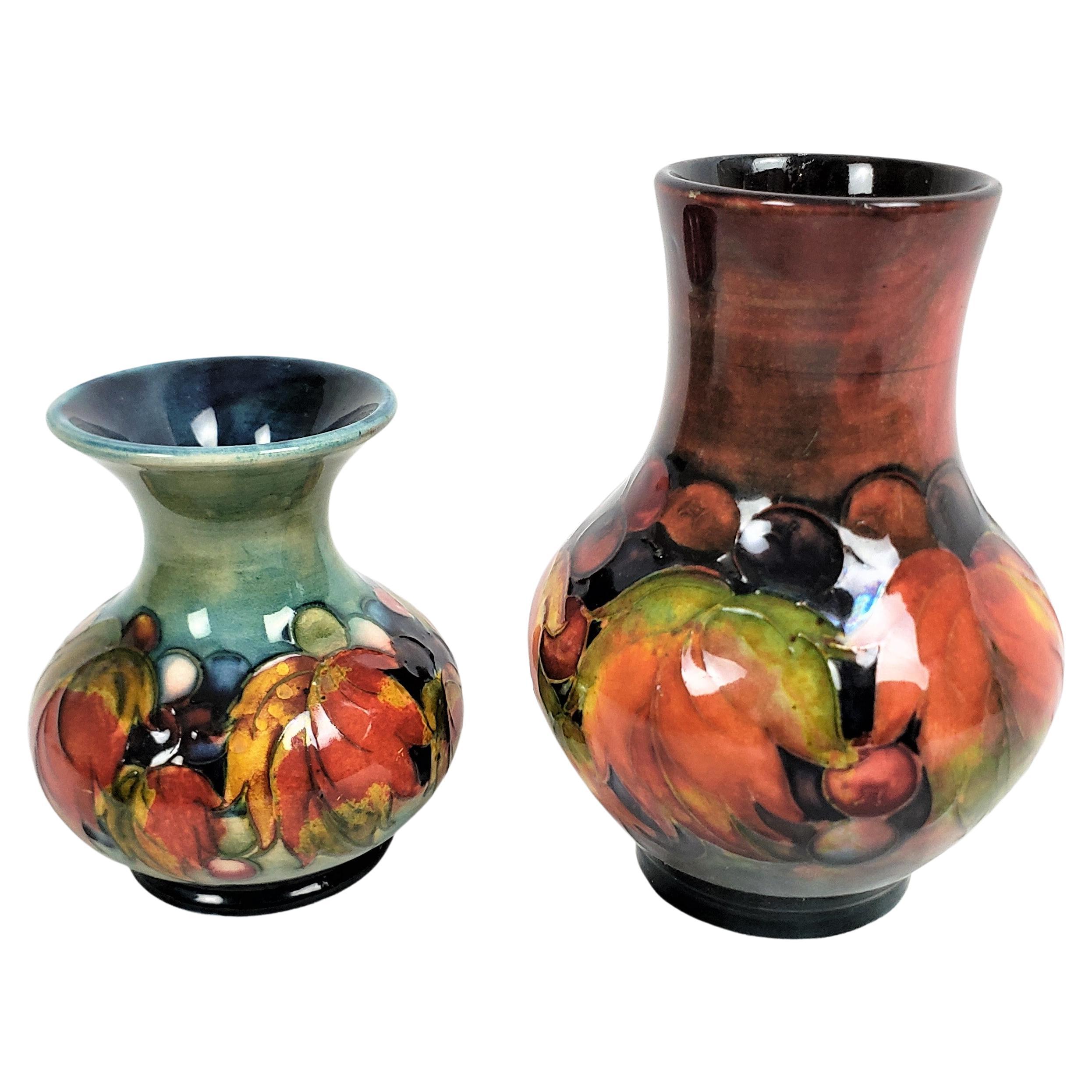 Paire de vases anciens en poterie d'art de Moorcorft avec flambe à motif de feuilles et de baies