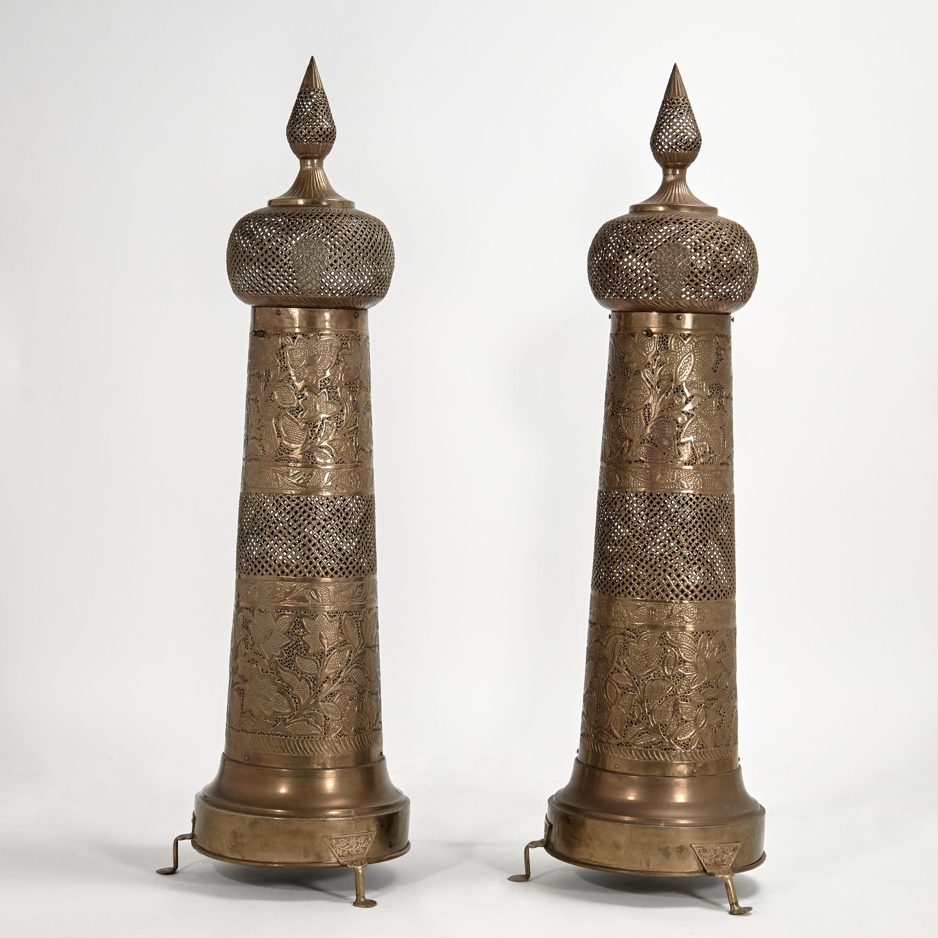 Laiton Paire de lampadaires marocains anciens en laiton en vente