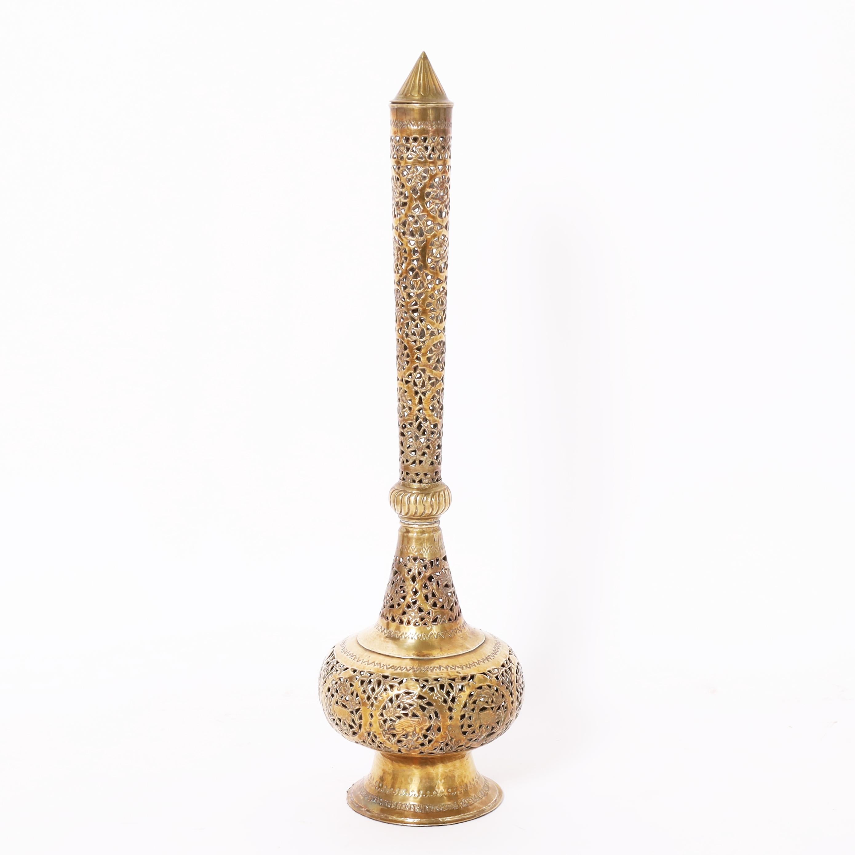 Coppia di antichi incensieri marocchini o guarnizioni decorative realizzate a mano in ottone nella classica forma moresca con traforo con animali e disegni floreali.