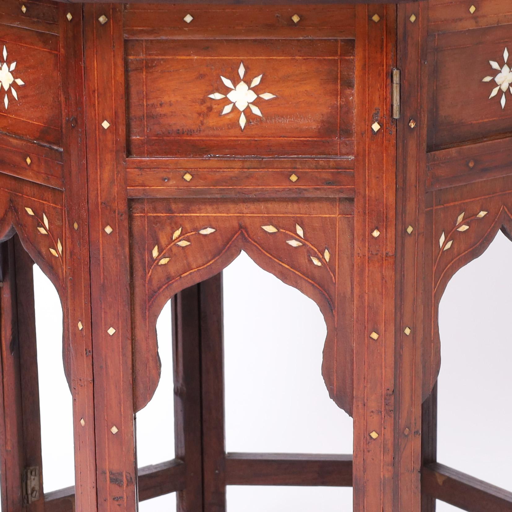 Paar antike marokkanische Ständer oder Tische mit Intarsien im Angebot 3