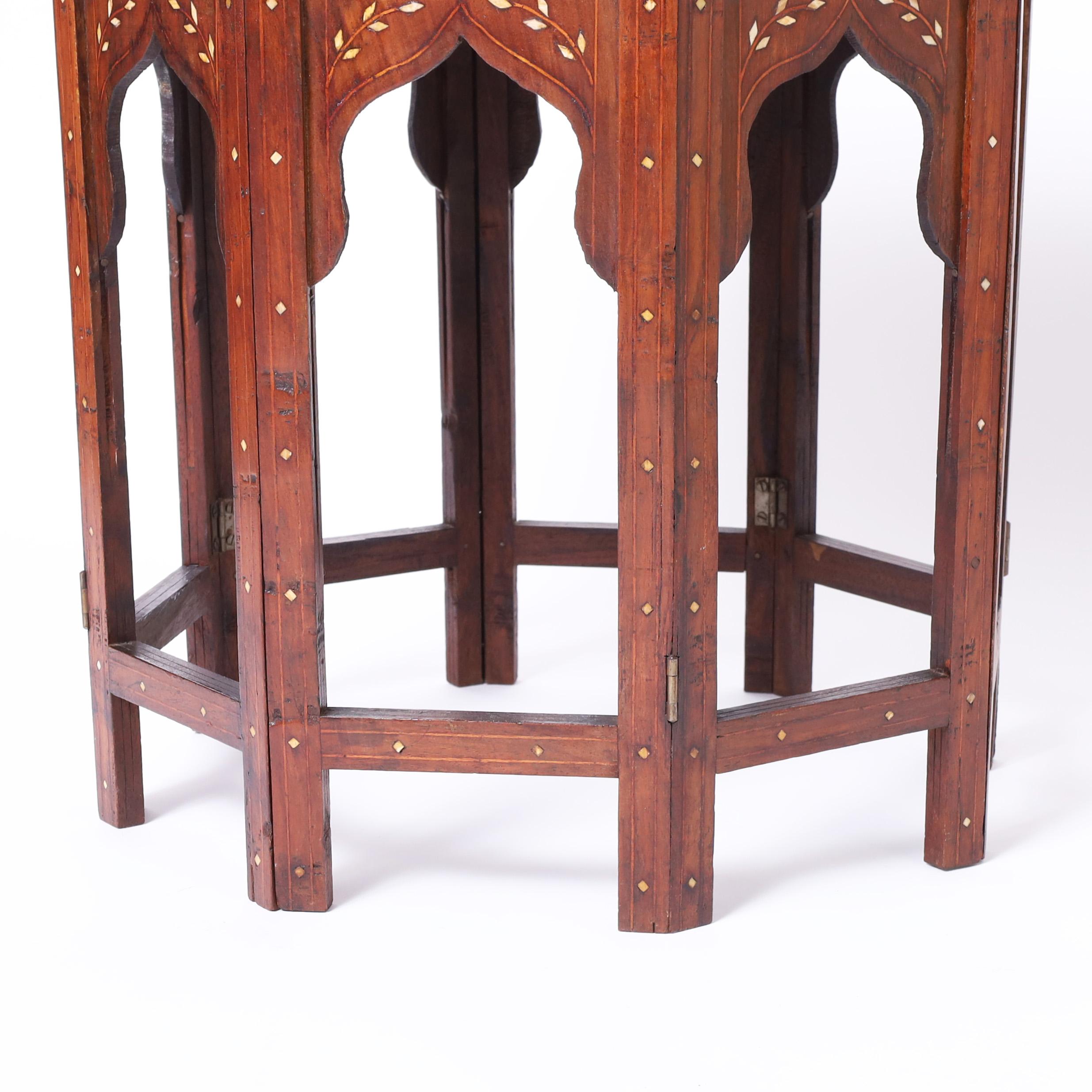 Paar antike marokkanische Ständer oder Tische mit Intarsien im Angebot 4
