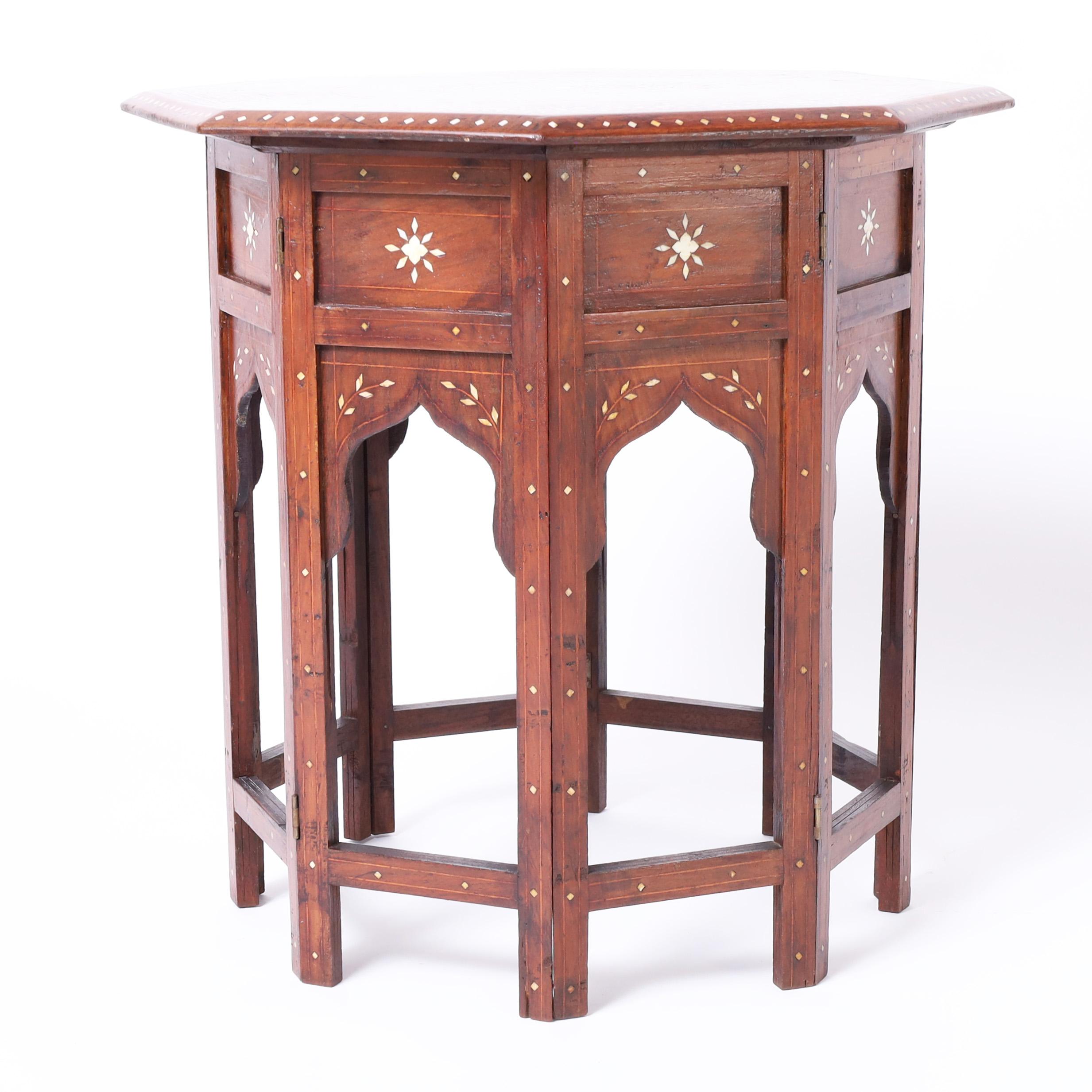 Paar antike marokkanische Ständer oder Tische mit Intarsien (Maurisch) im Angebot