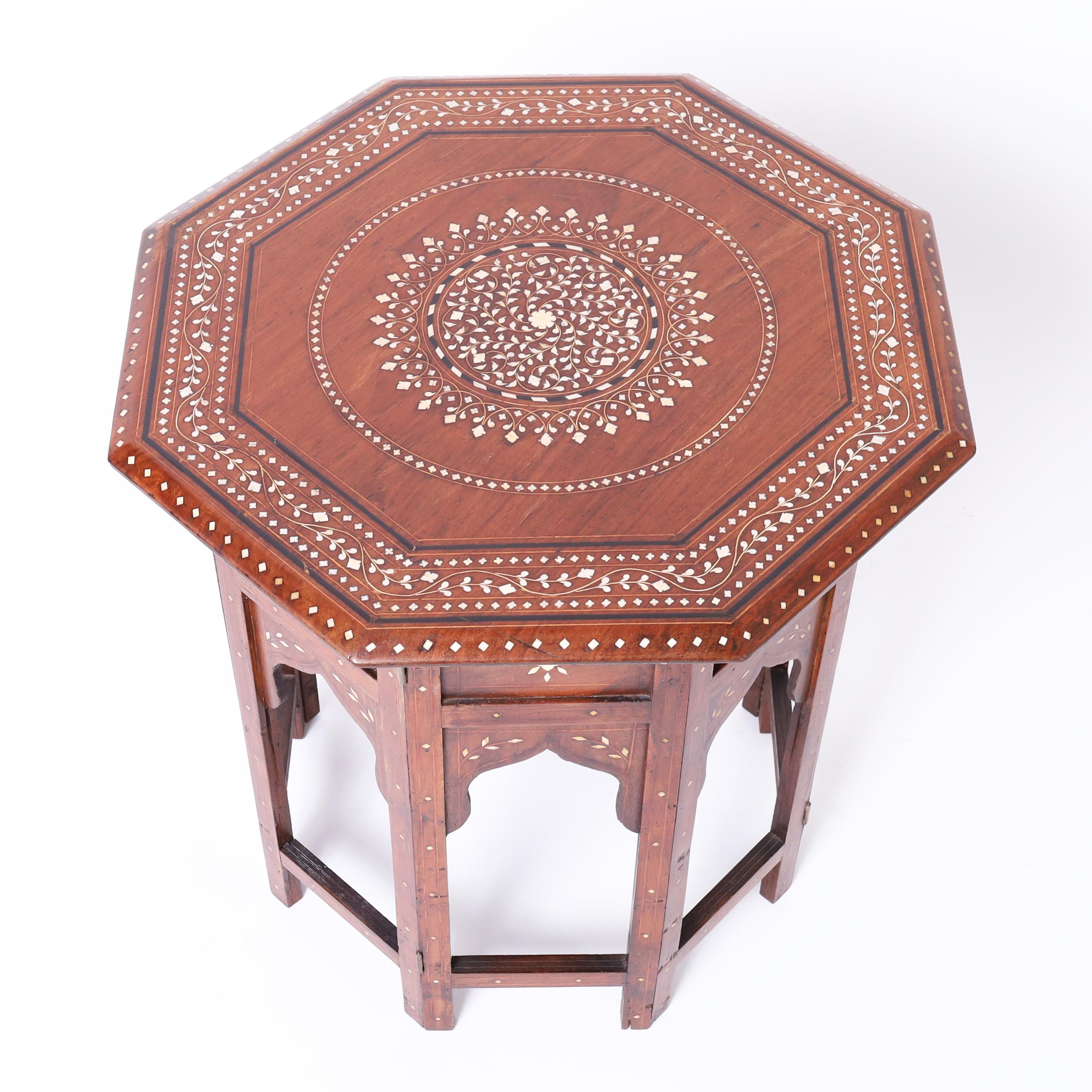 Paar antike marokkanische Ständer oder Tische mit Intarsien (Marokkanisch) im Angebot