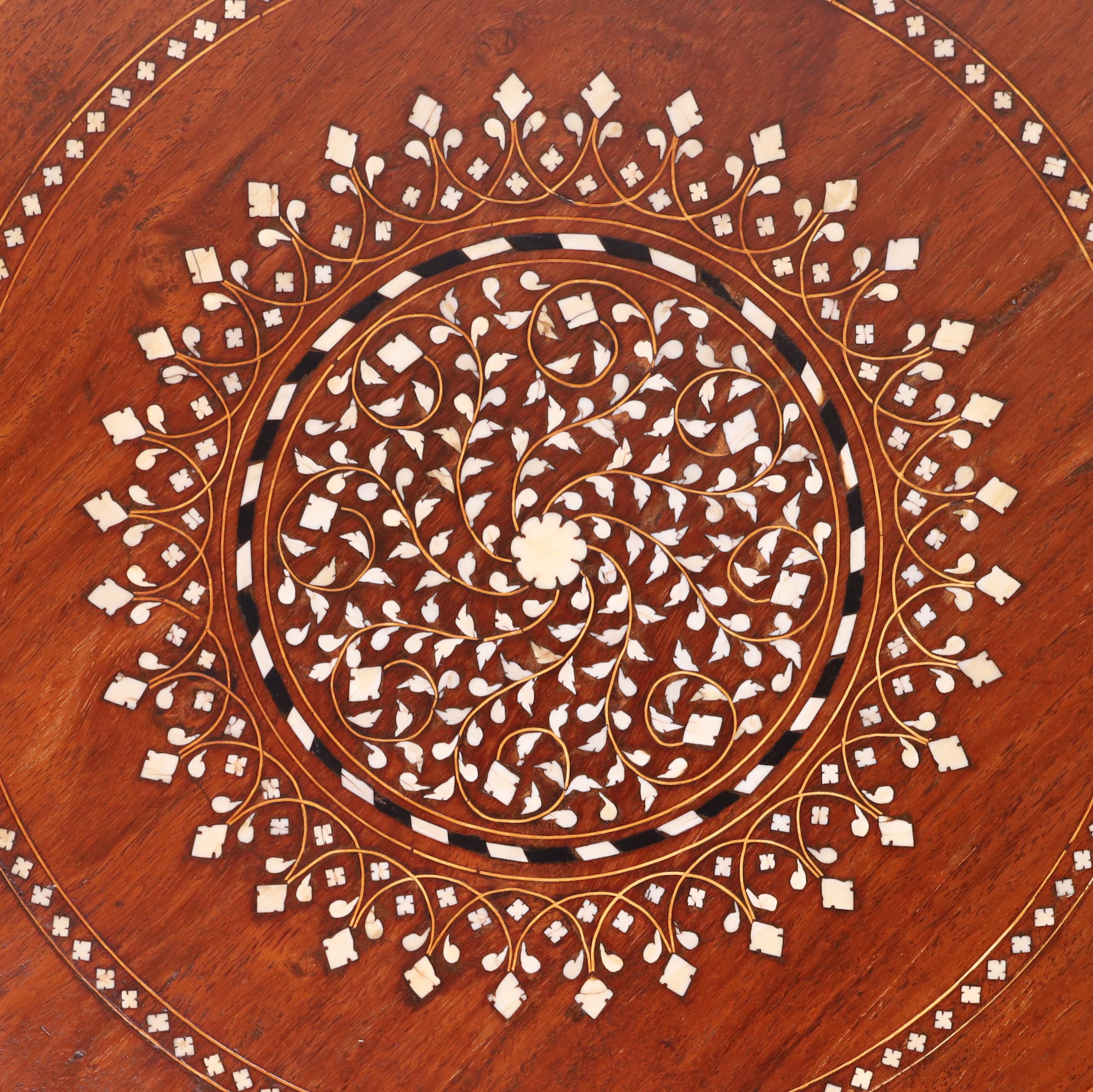 Paar antike marokkanische Ständer oder Tische mit Intarsien (20. Jahrhundert) im Angebot