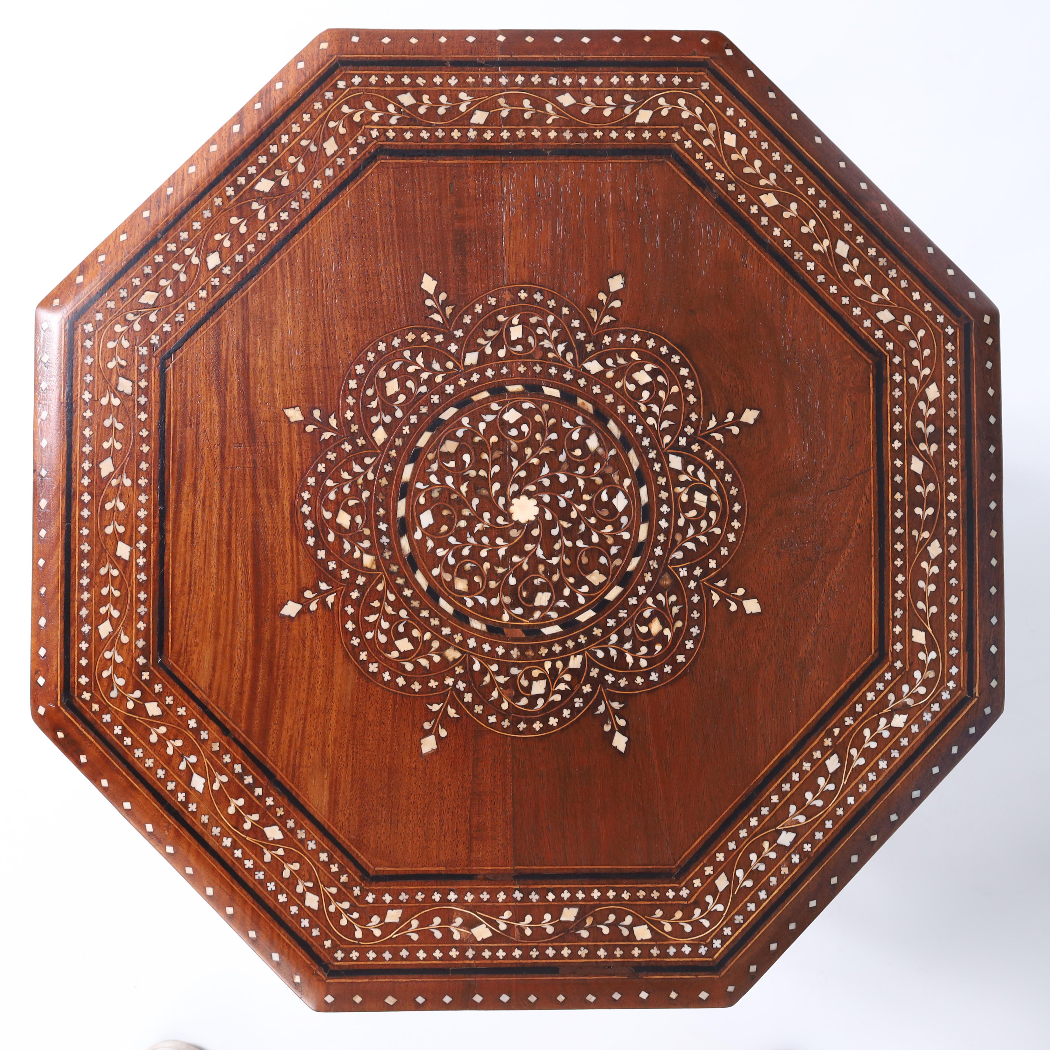 Paar antike marokkanische Ständer oder Tische mit Intarsien (Knochen) im Angebot