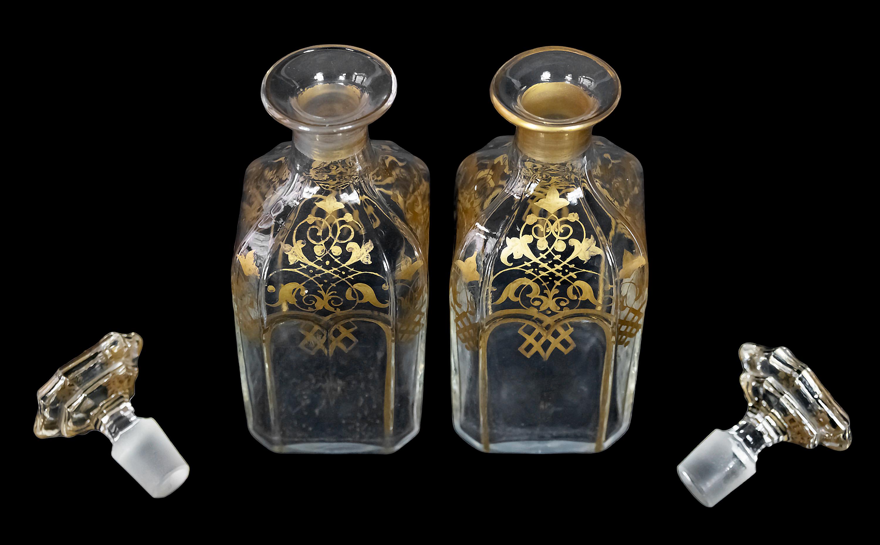 Paar antike quadratische Napoleon-III-Kristalldekanter von Baccarat (Vergoldet) im Angebot