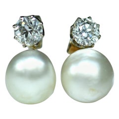 Paire de boucles d'oreilles anciennes en perles naturelles et diamants