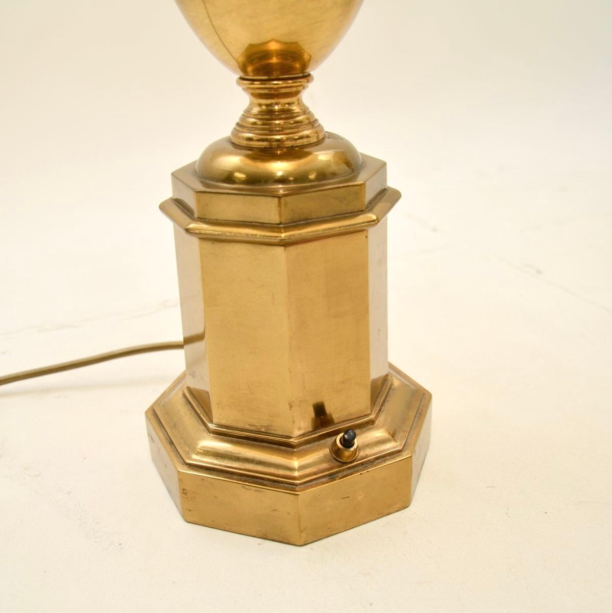 Paire de lampes de bureau néoclassiques anciennes en laiton en vente 3