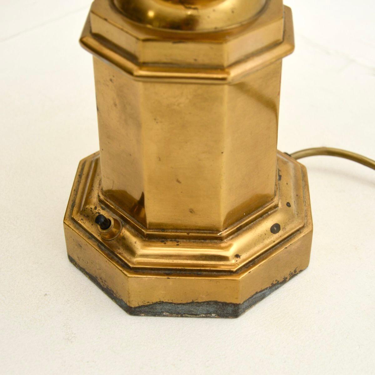 Paire de lampes de bureau néoclassiques anciennes en laiton en vente 4