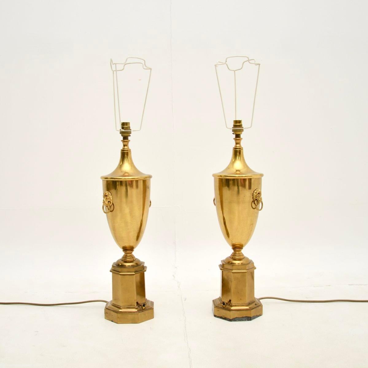 Néoclassique Paire de lampes de bureau néoclassiques anciennes en laiton en vente