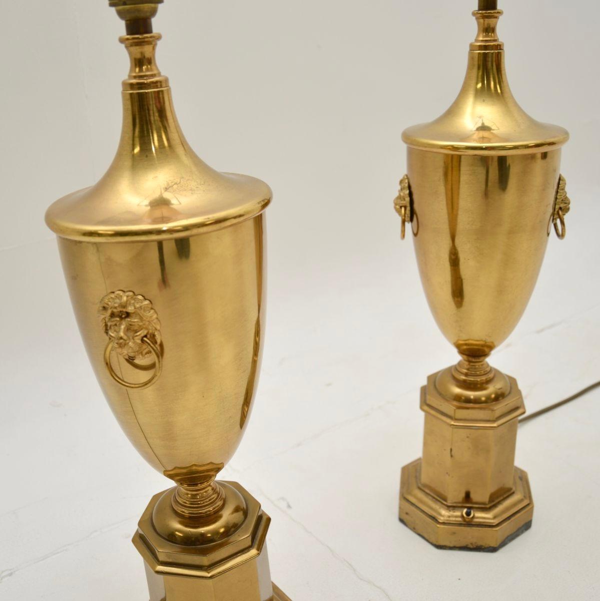 Britannique Paire de lampes de bureau néoclassiques anciennes en laiton en vente