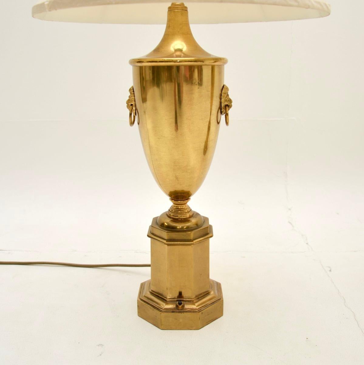 Milieu du XXe siècle Paire de lampes de bureau néoclassiques anciennes en laiton en vente