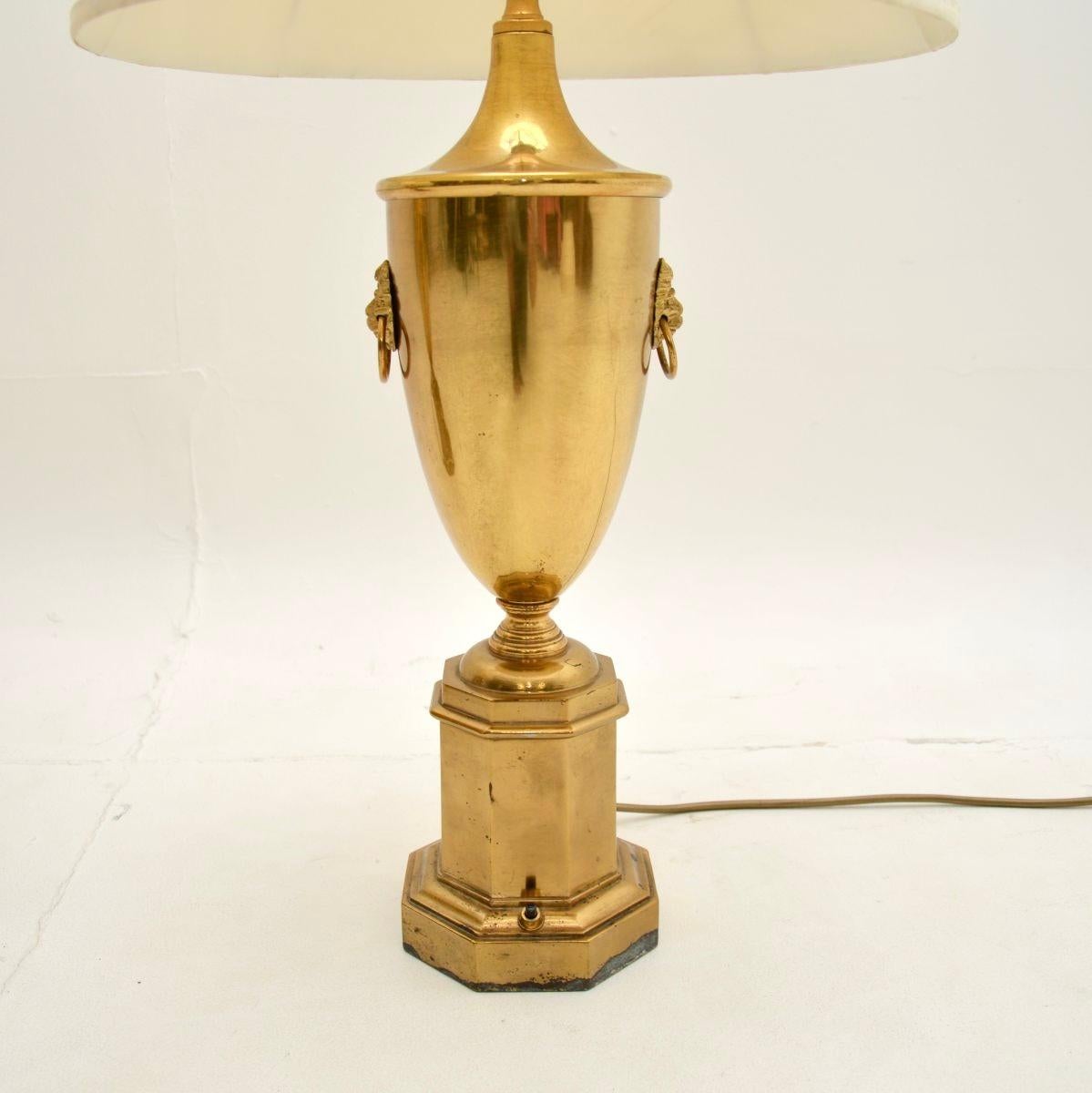Laiton Paire de lampes de bureau néoclassiques anciennes en laiton en vente