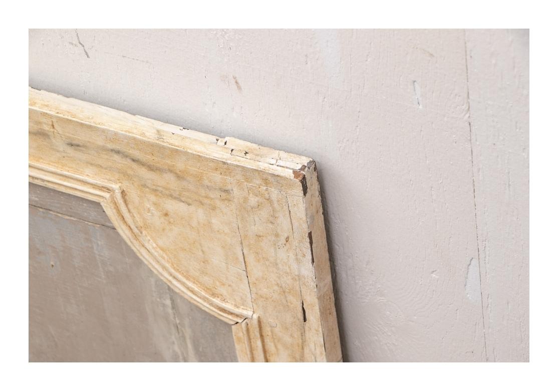 Paire de plaques anciennes sculptées et peintes de style néoclassique en vente 4