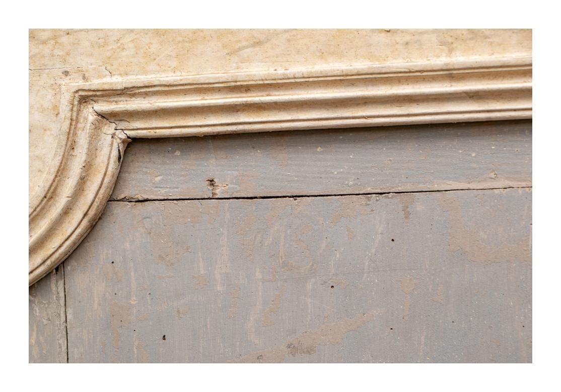 Paire de plaques anciennes sculptées et peintes de style néoclassique en vente 5