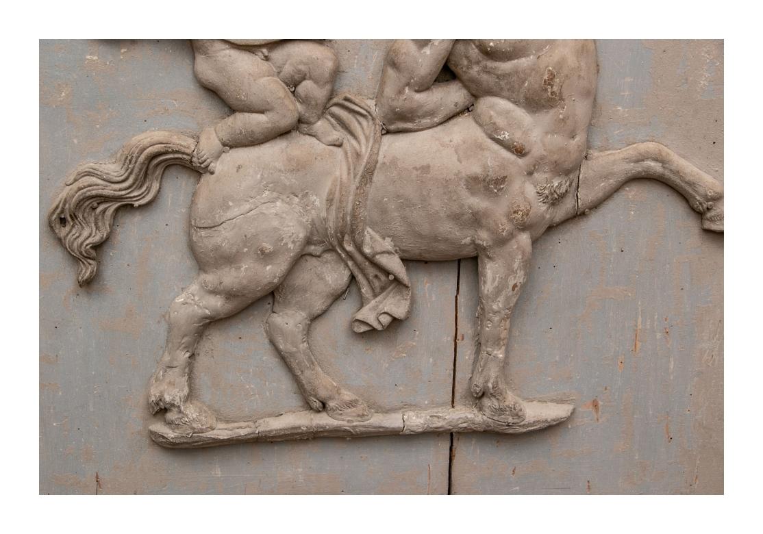 Paire de plaques anciennes sculptées et peintes de style néoclassique en vente 9