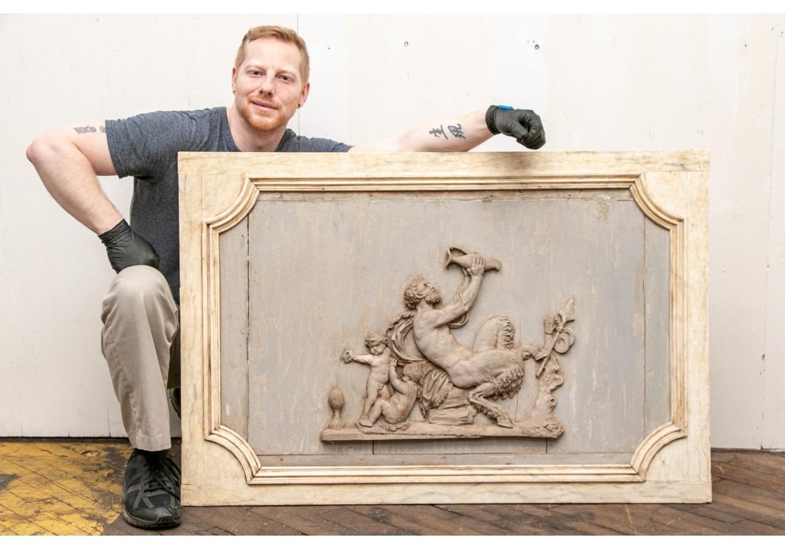 Paire de plaques anciennes sculptées et peintes de style néoclassique Abîmé - En vente à Bridgeport, CT