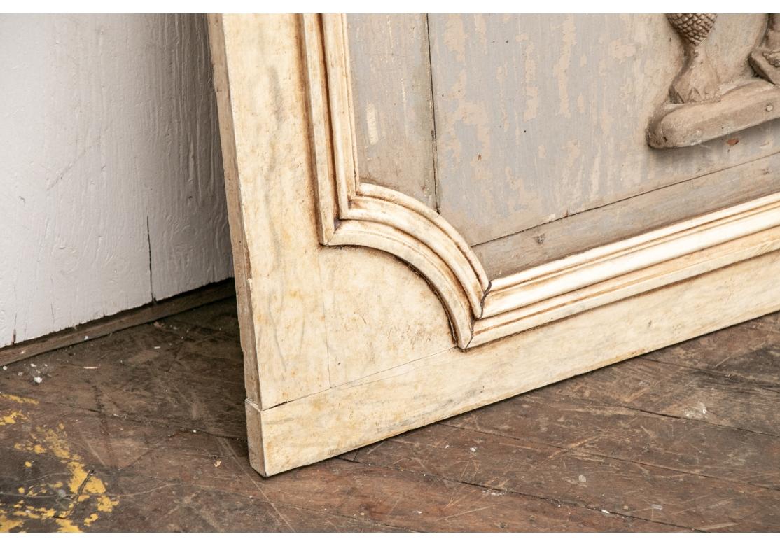 Bois Paire de plaques anciennes sculptées et peintes de style néoclassique en vente
