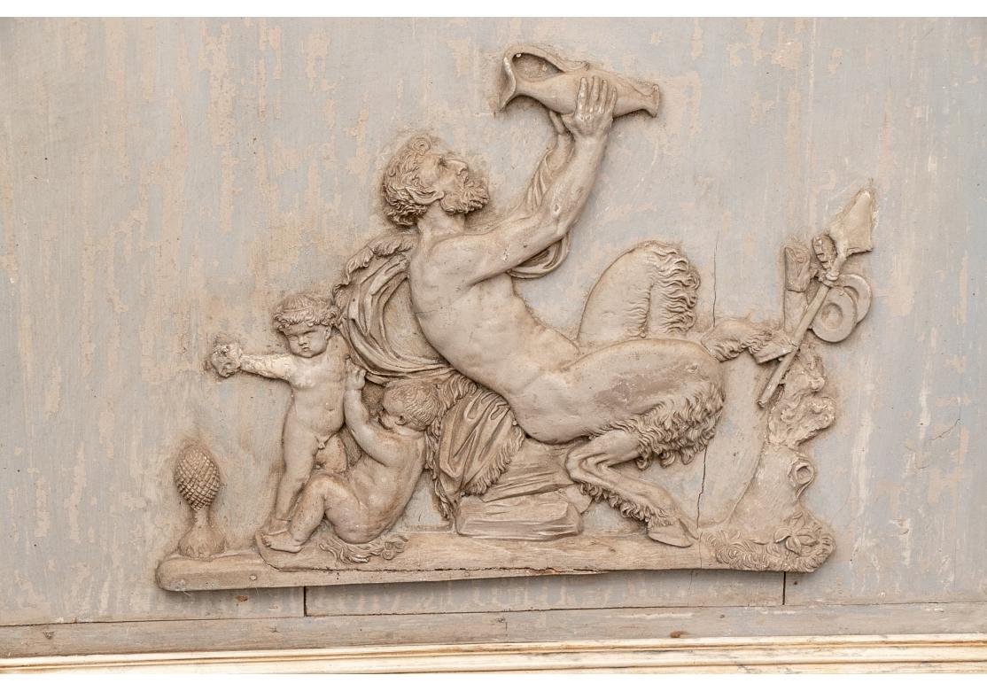 Paire de plaques anciennes sculptées et peintes de style néoclassique en vente 1