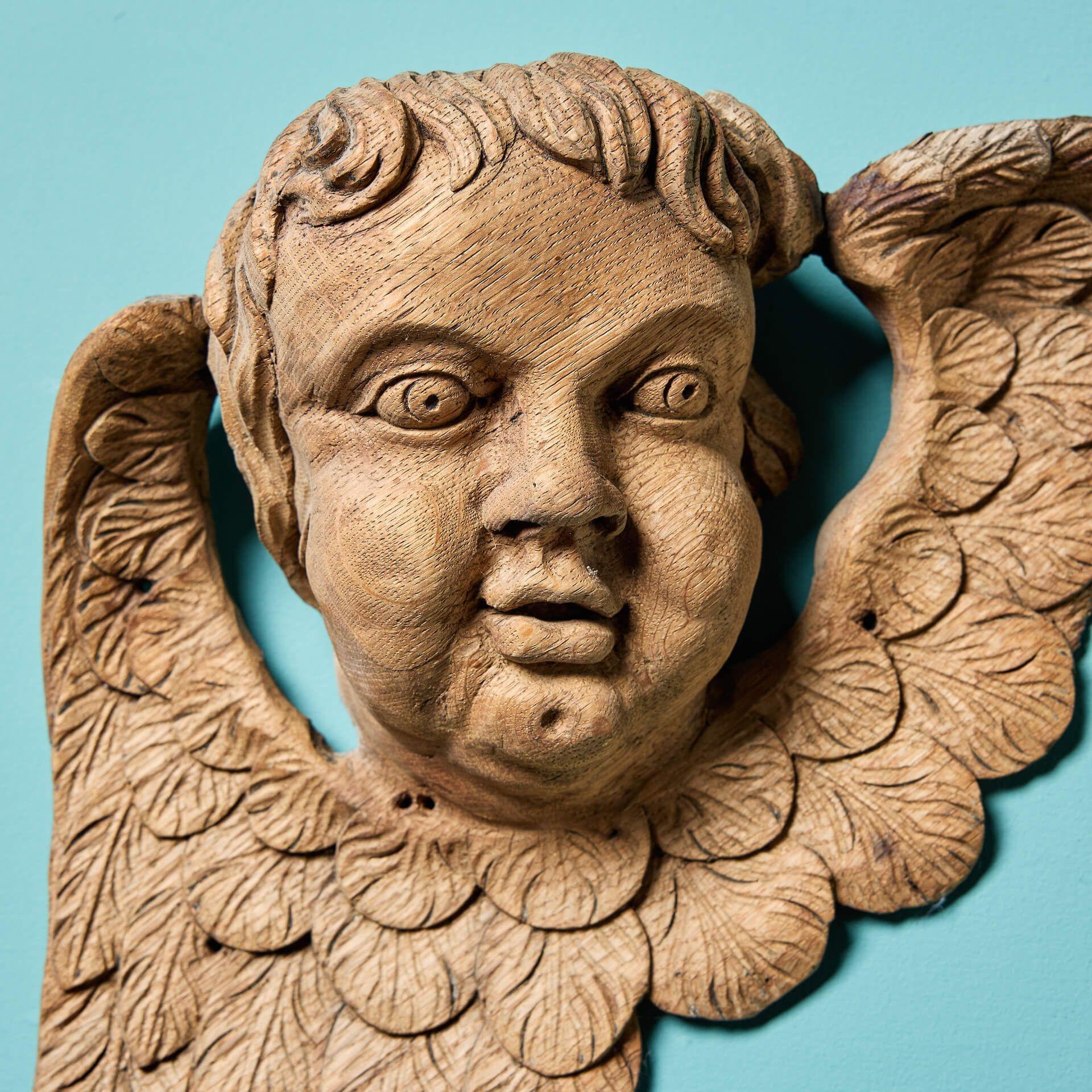 Baroque Paire de chérubins sculptés de style néoclassique ancien en vente