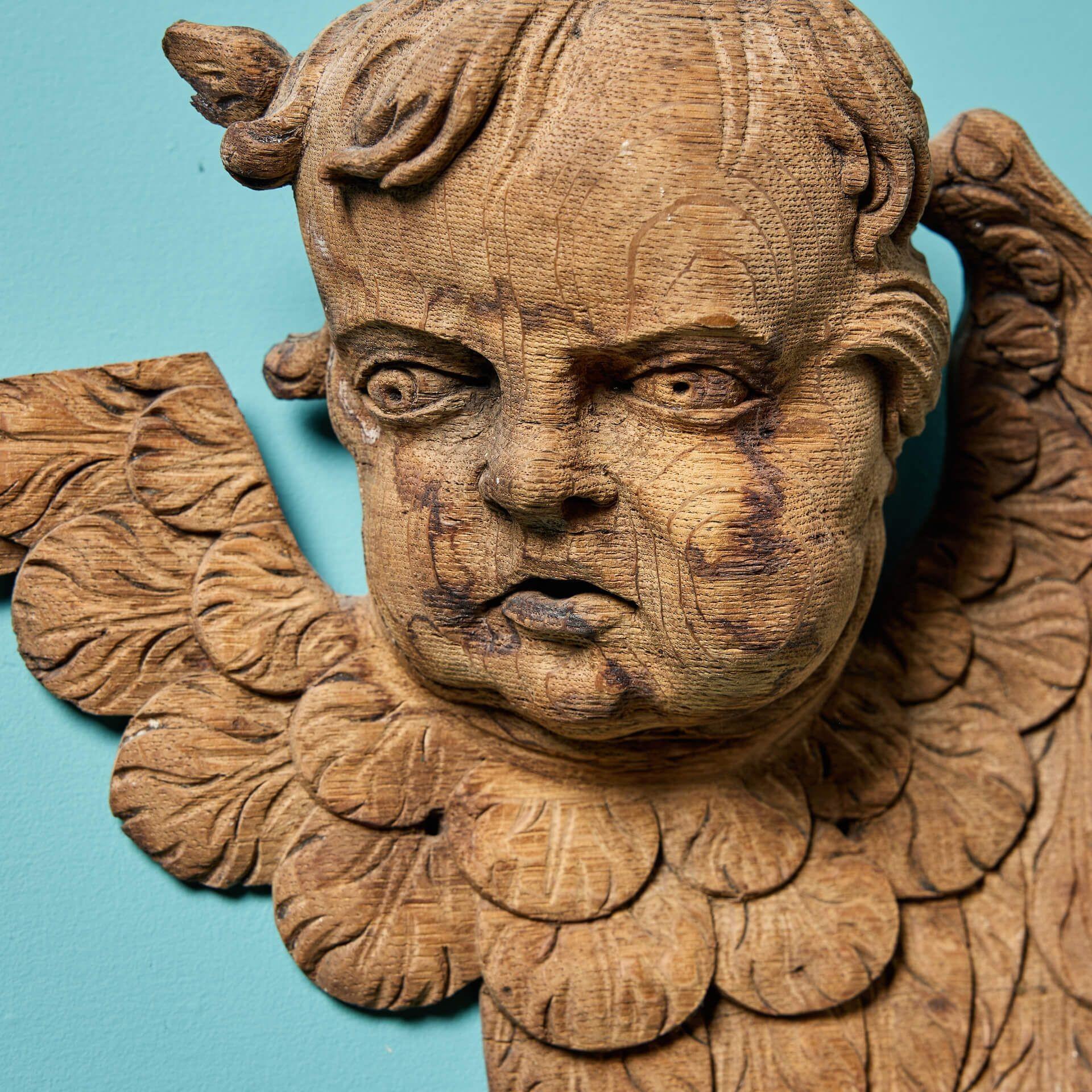 italien Paire de chérubins sculptés de style néoclassique ancien en vente