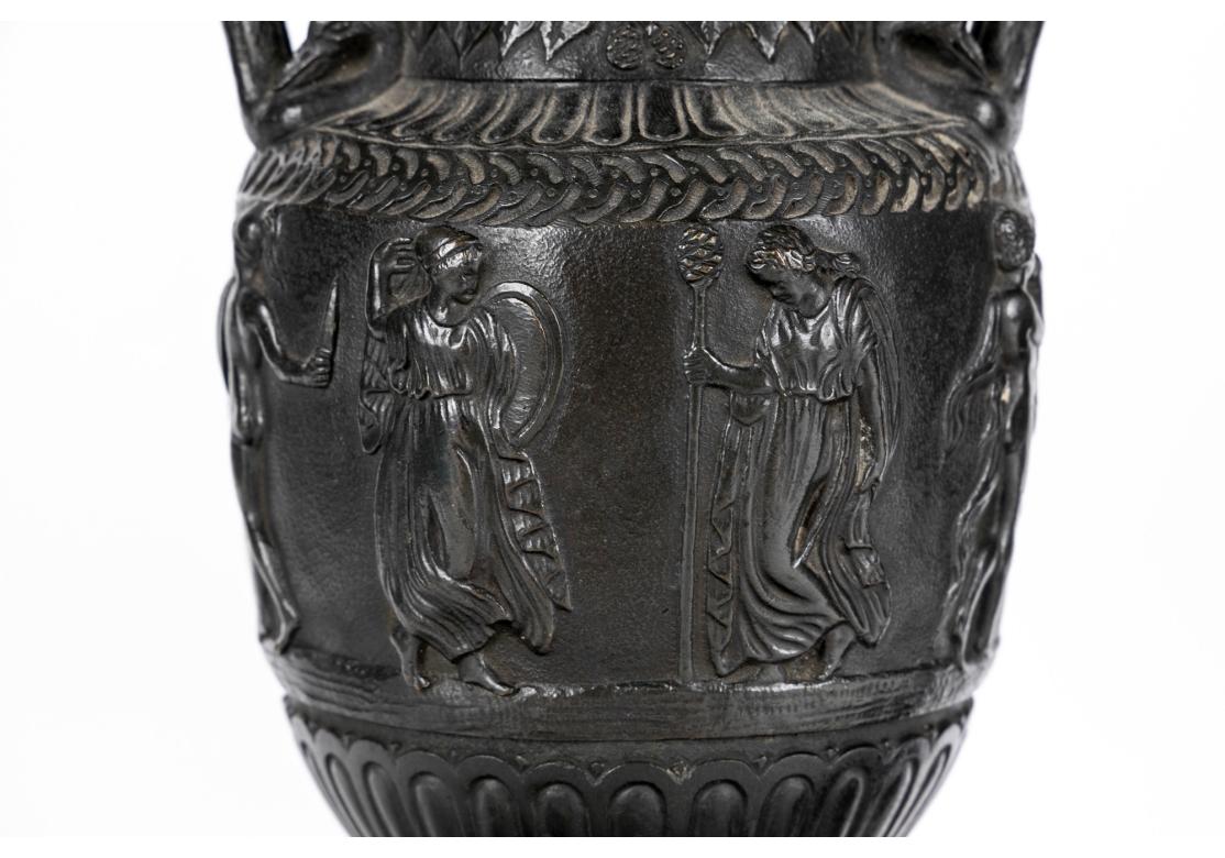 Paire d'urnes anciennes de style néoclassique en bronze montées sur ardoise  Socles en vente 4