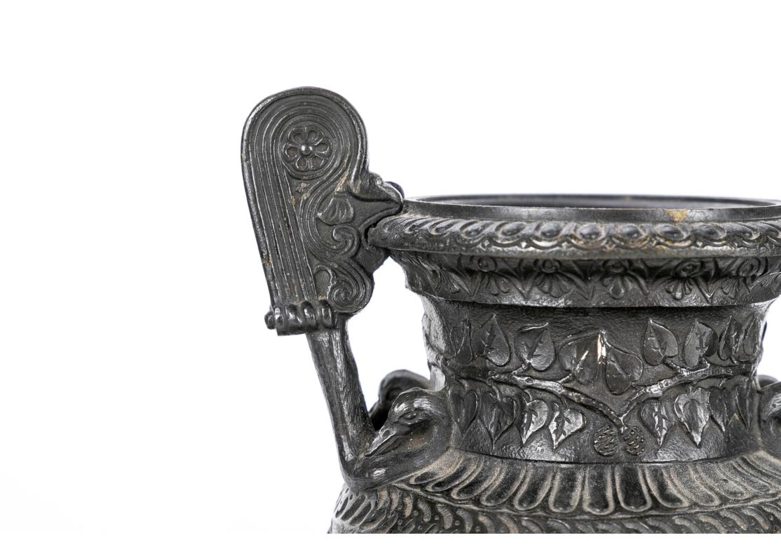 Néoclassique Paire d'urnes anciennes de style néoclassique en bronze montées sur ardoise  Socles en vente