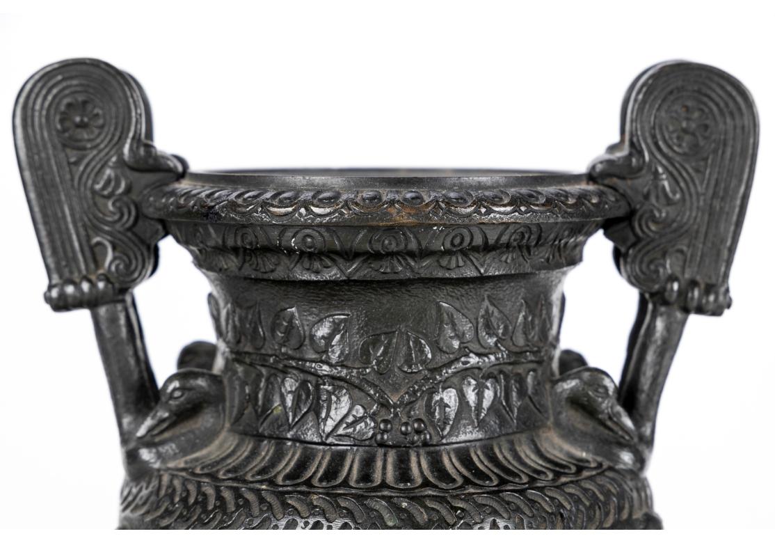 XIXe siècle Paire d'urnes anciennes de style néoclassique en bronze montées sur ardoise  Socles en vente