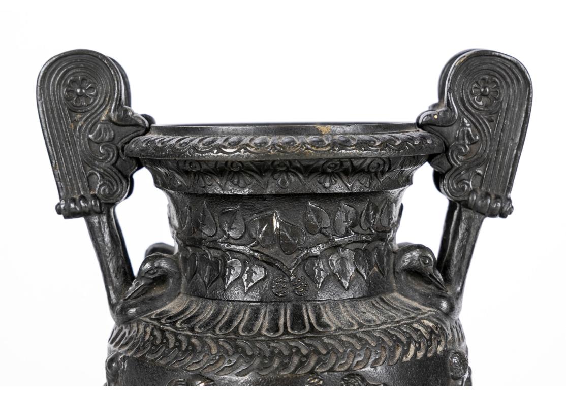 Paire d'urnes anciennes de style néoclassique en bronze montées sur ardoise  Socles en vente 1