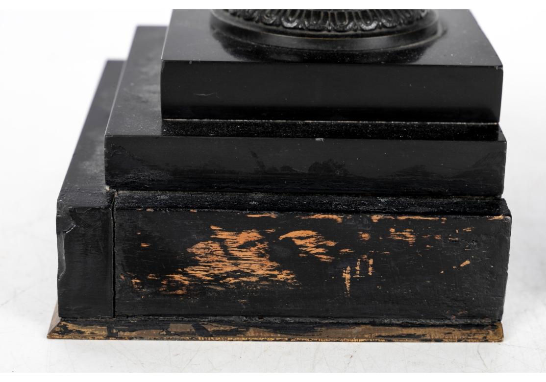 Paire d'urnes anciennes de style néoclassique en bronze montées sur ardoise  Socles en vente 2