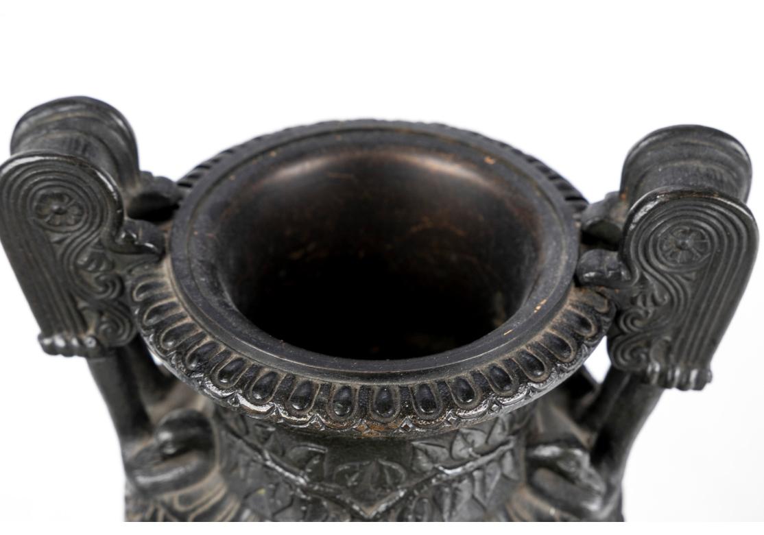 Paar antike Urnen aus Bronze im neoklassischen Stil, montiert auf Schiefer  Sockel Sockel im Angebot 4