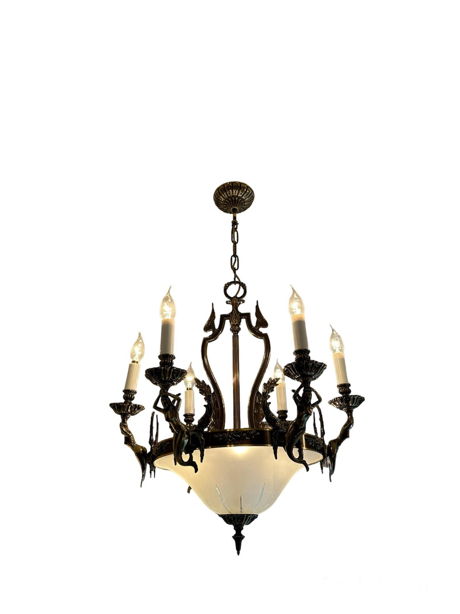 Una bellissima coppia di lampadari antichi in stile neoclassico, realizzati in Inghilterra e risalenti agli anni '50 circa.

La qualità è superba, sono realizzati in ottone patinato e sono dotati di una sezione inferiore a cupola in vetro. Sono