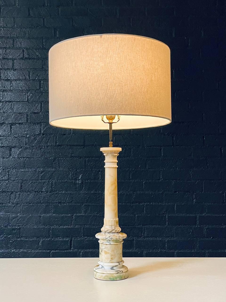 Neoclassico Coppia di antiche lampade da tavolo in marmo a colonna in stile neoclassico in vendita