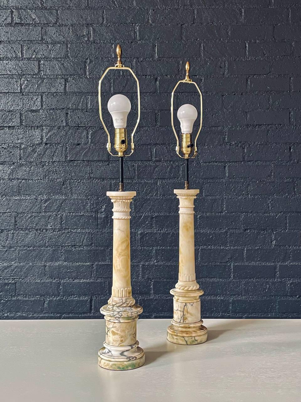 Americano Coppia di antiche lampade da tavolo in marmo a colonna in stile neoclassico in vendita