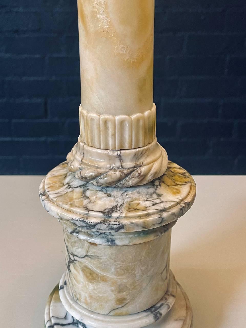 Coppia di antiche lampade da tavolo in marmo a colonna in stile neoclassico in vendita 2