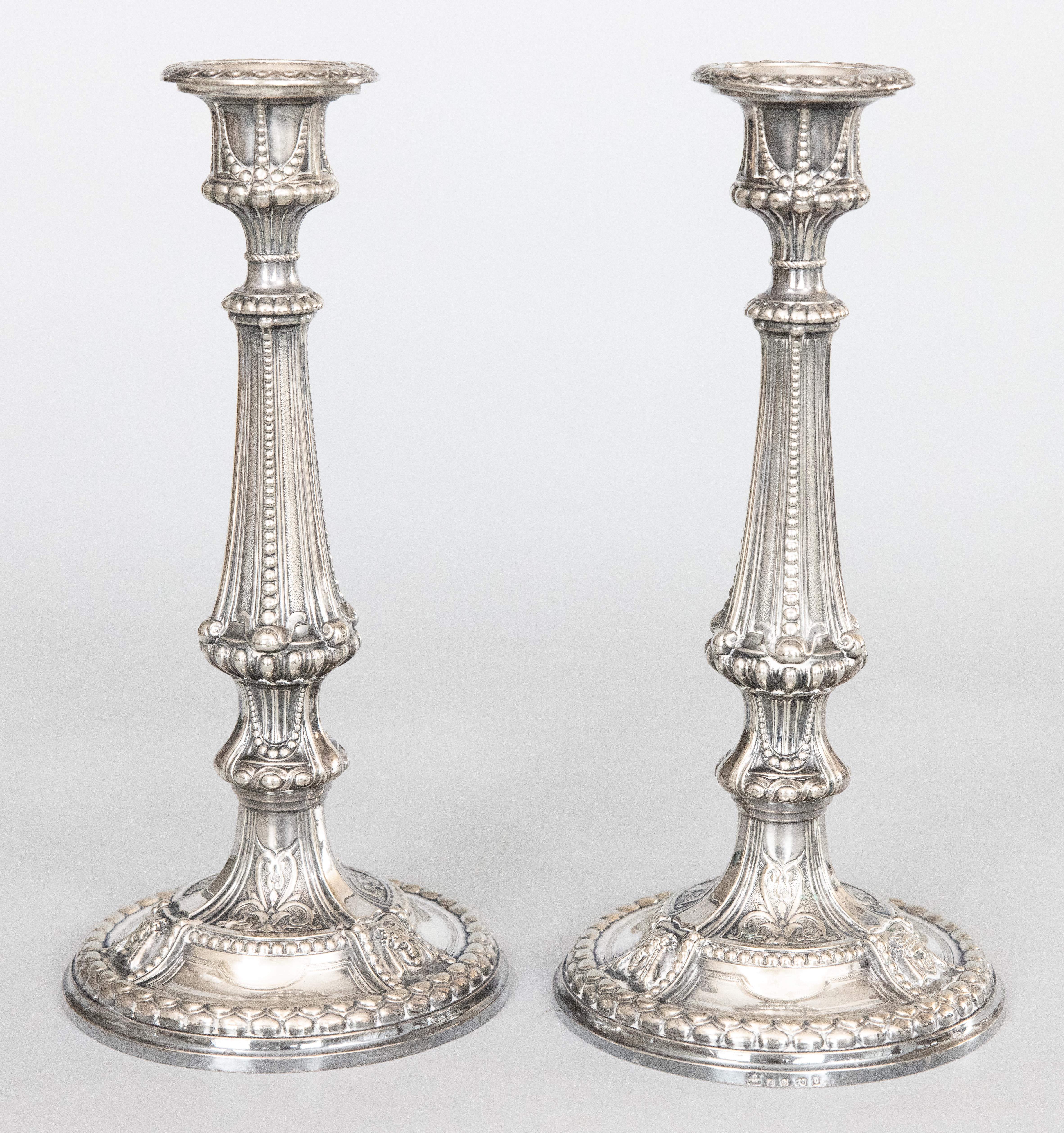Ein schönes Paar antiker englischer versilberter Kerzenständer, um 1900. Auf dem Sockel gestempelt. Diese wunderschönen Kerzenhalter sind gut verarbeitet und schwer mit einem schönen neoklassischen Design und Perlendetails.

ABMESSUNGEN
5.25ʺW ×